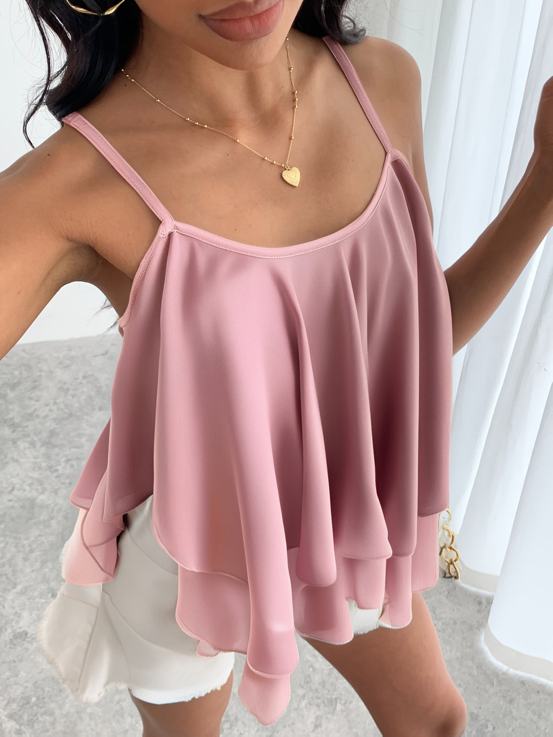 LUCIA – SPEELS EN ELEGANT MET KANTDETAILS